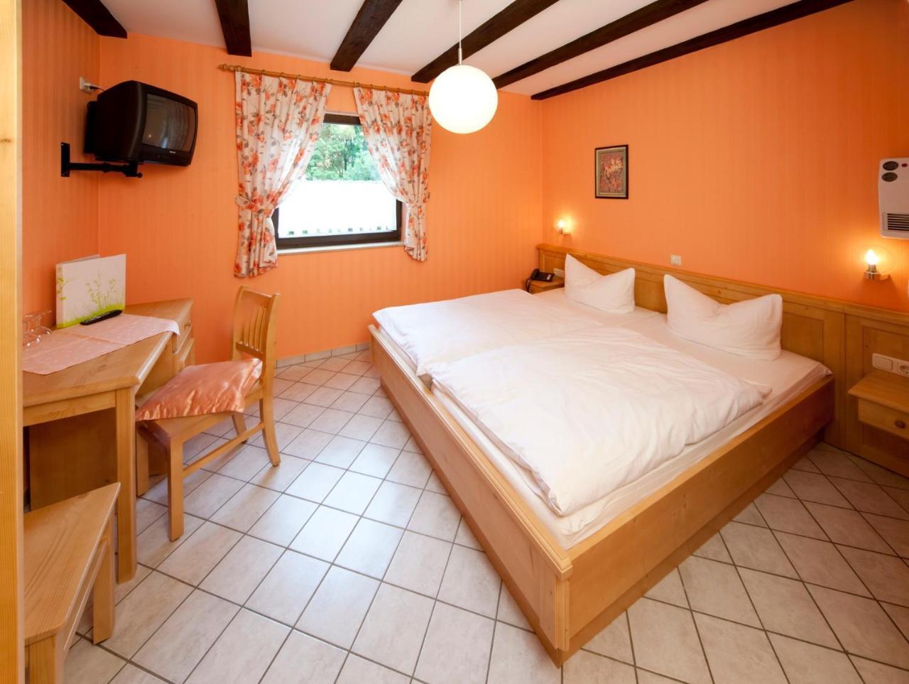 Hôtel Gasthaus Zur Wolfsschlucht à Sugenheim Extérieur photo